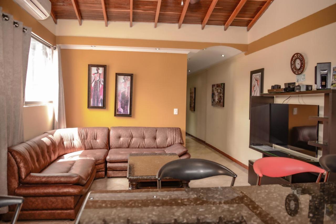Calle 8 Suites Medellin Bagian luar foto
