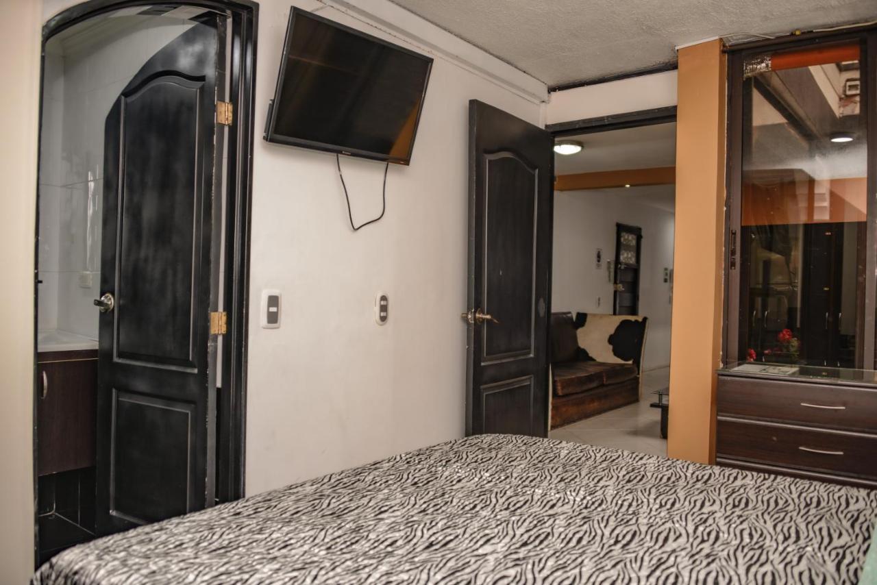Calle 8 Suites Medellin Bagian luar foto