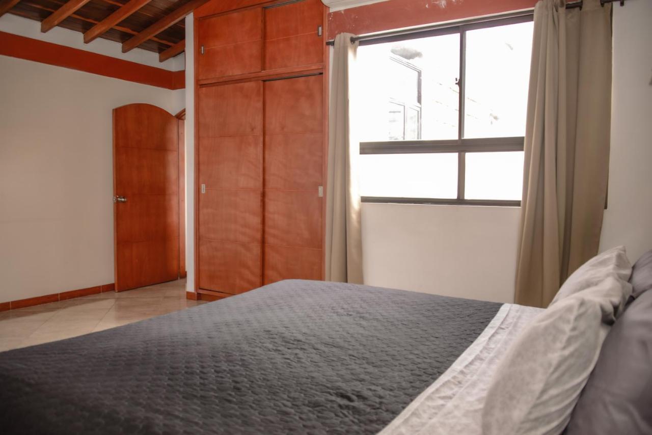 Calle 8 Suites Medellin Bagian luar foto