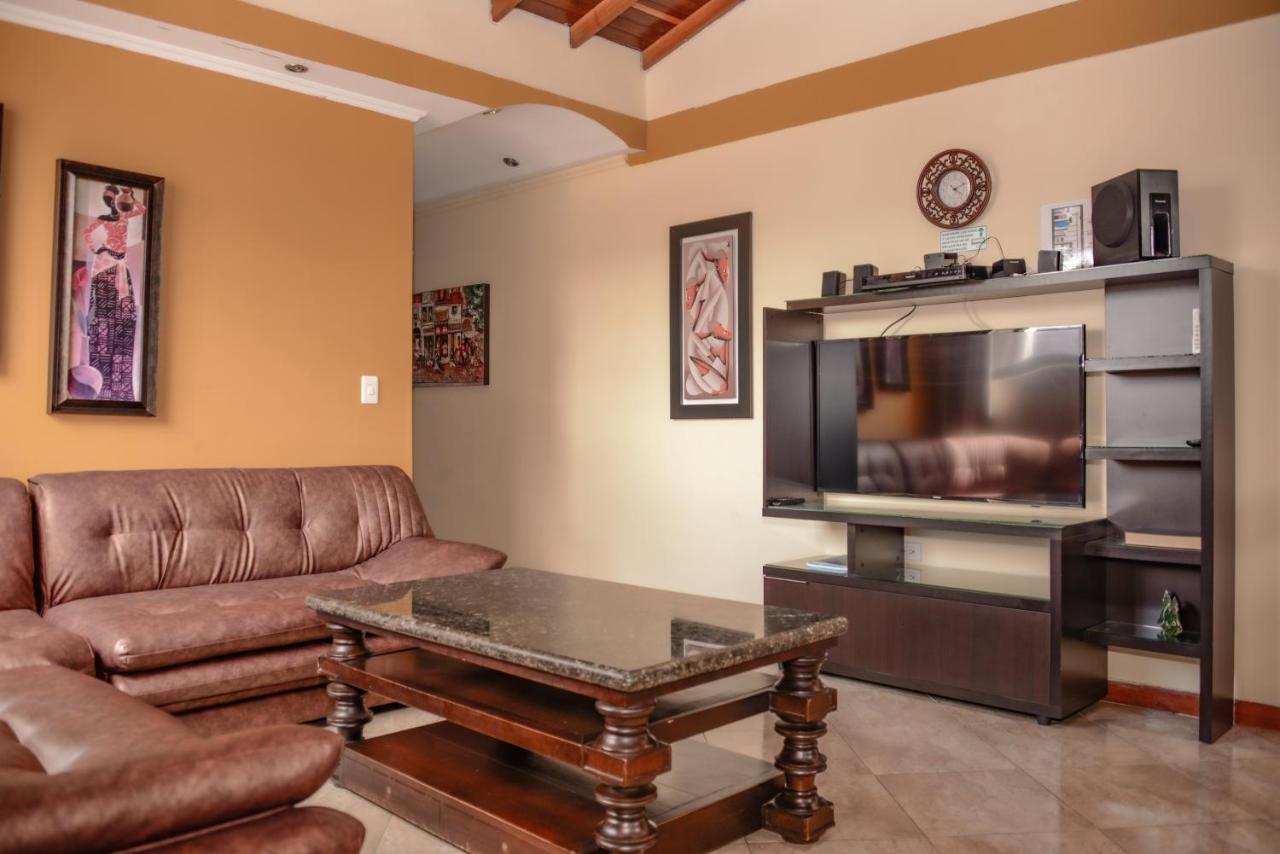 Calle 8 Suites Medellin Bagian luar foto