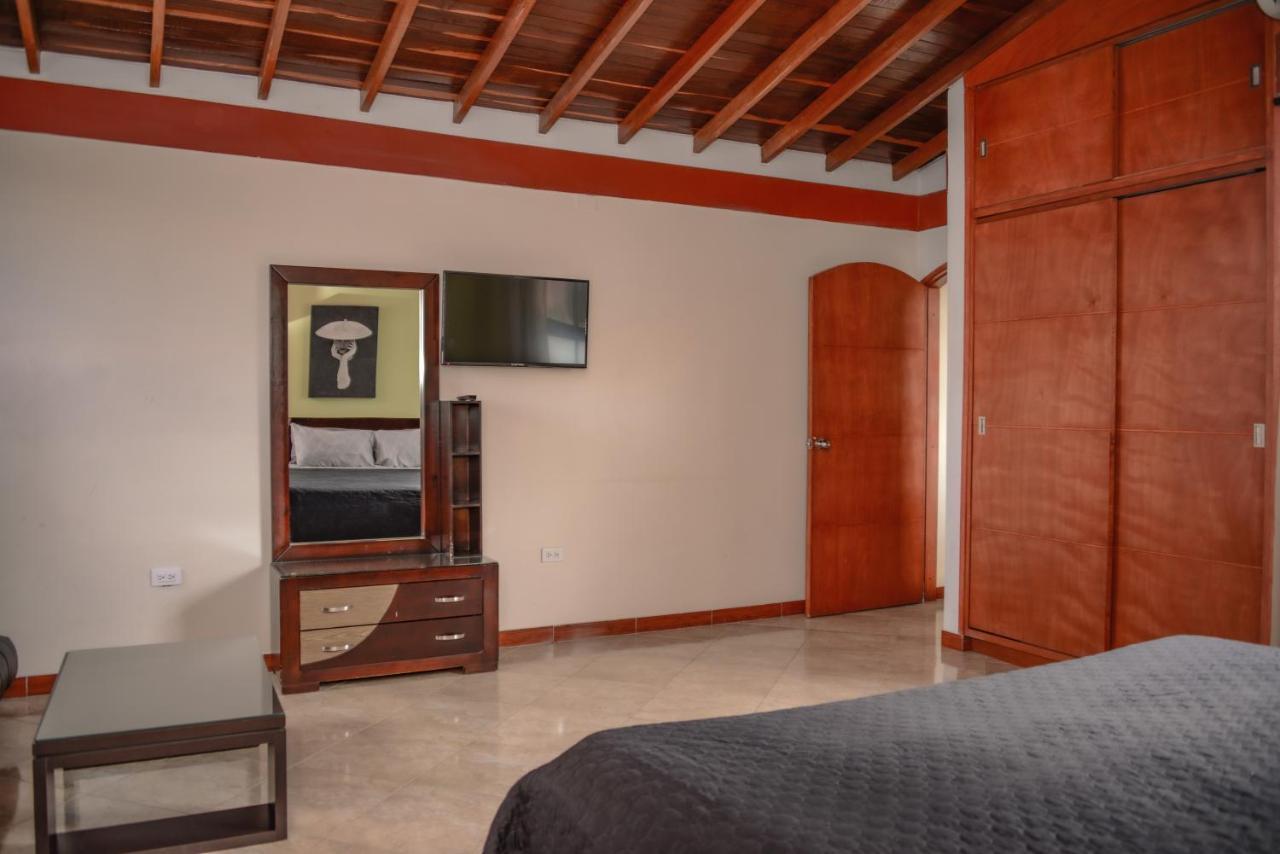 Calle 8 Suites Medellin Bagian luar foto