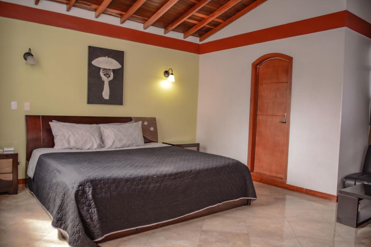 Calle 8 Suites Medellin Bagian luar foto