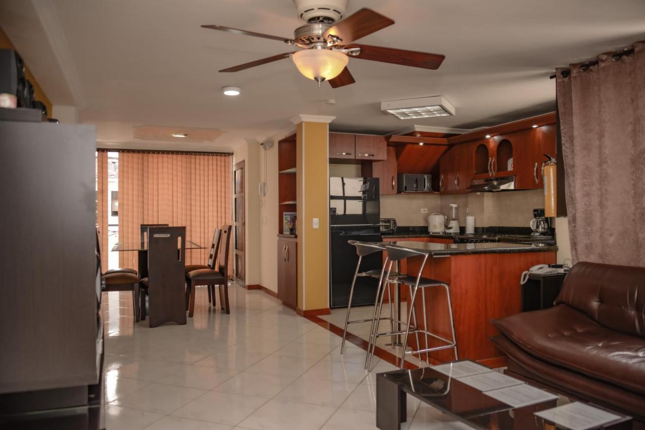 Calle 8 Suites Medellin Bagian luar foto