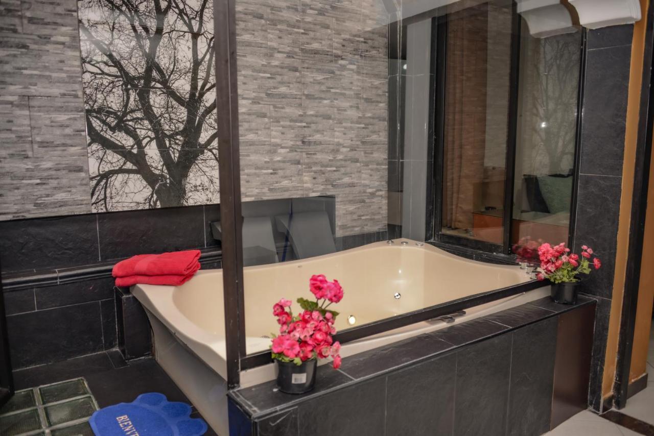Calle 8 Suites Medellin Bagian luar foto