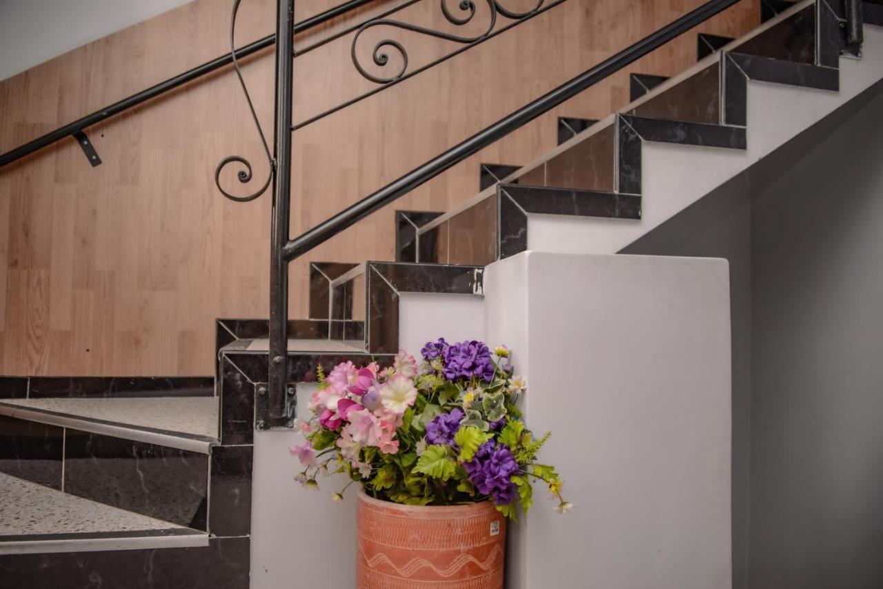 Calle 8 Suites Medellin Bagian luar foto