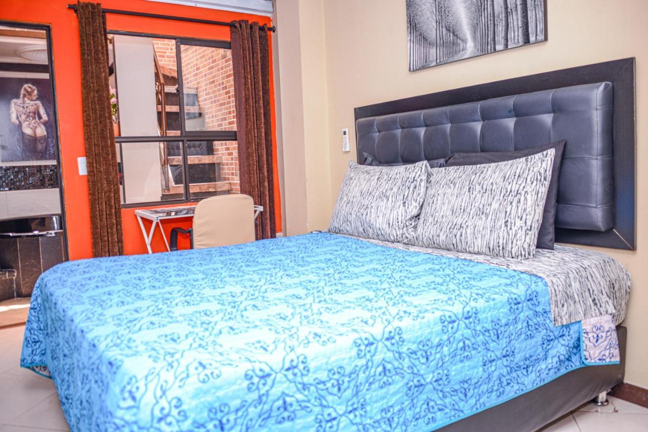 Calle 8 Suites Medellin Bagian luar foto