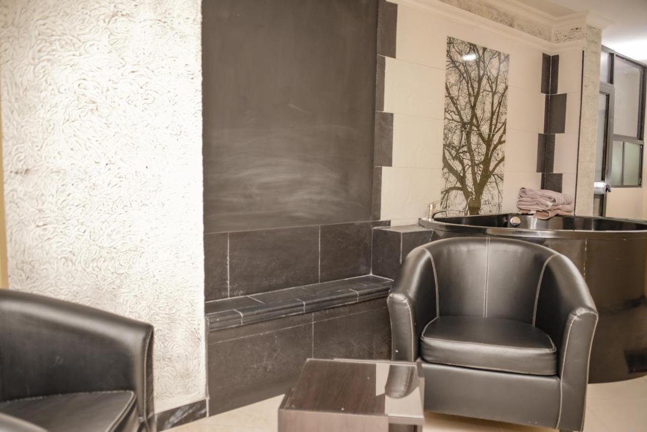 Calle 8 Suites Medellin Bagian luar foto